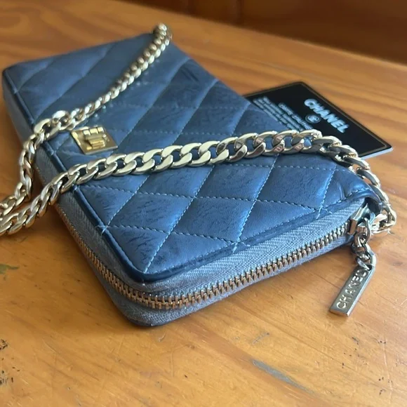 CHANEL QUILTED ZIPPY WALLET FOR IPHONE PLUS - Picture 9 of 15